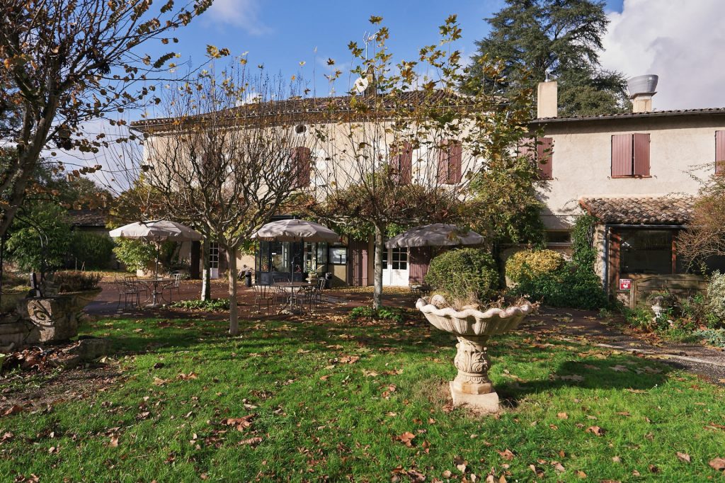 belle vue sur la façade de l'hôtel restaurant La flambée à bergerac