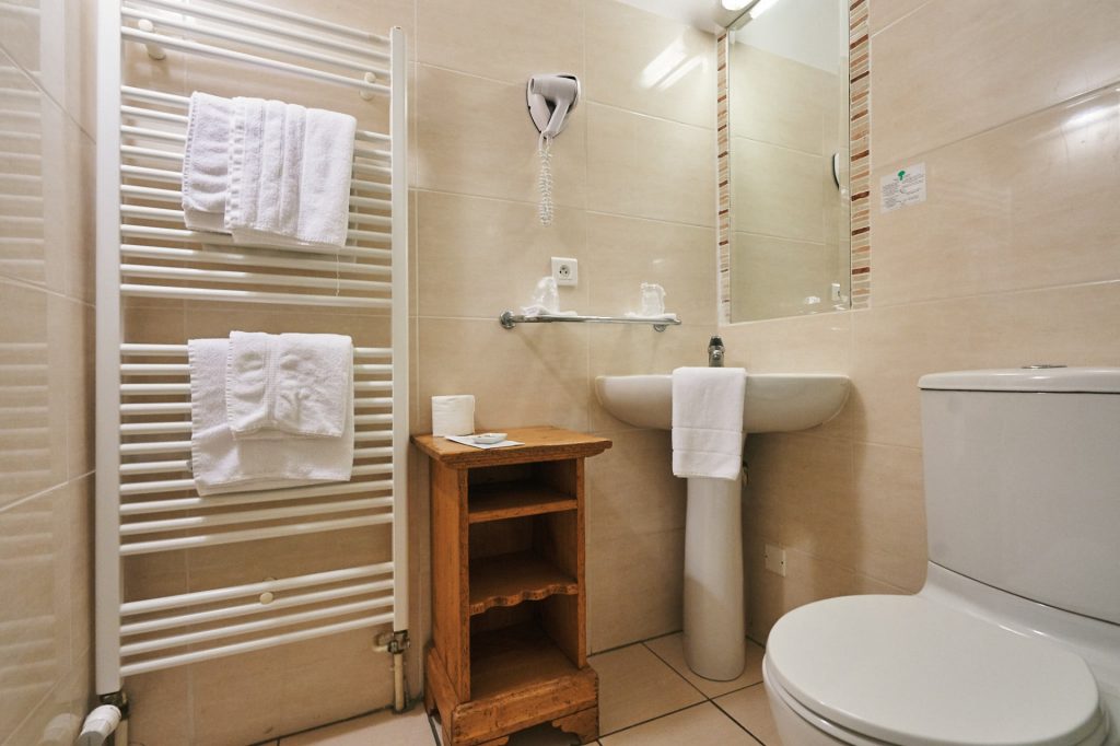 shower room equipped dry hair dryer towel hotel La flambée bergerac